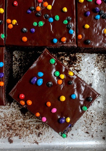 This Cosmic Brownie Sheet Cake might just be chocolate heaven ✨ moist chocolate sheet cake ✔️ silky chocolate ganache frosting ✔️ classic rainbow chips ✔️ for the full recipe click the link in my bio & search Cosmic Brownie Sheet Cake or google Cosmic Brownie Sheet Cake My Messy Kitchen #recipe #copycat #cakes #cakes #foodtok