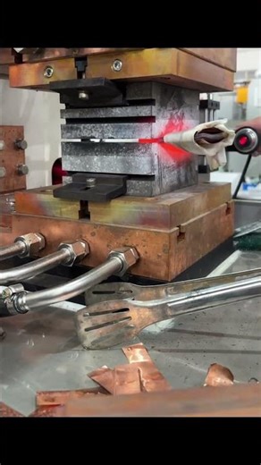 Diffusion welding machine copper soft connection welding