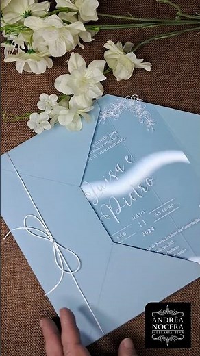 Convite de casamento clássico com envelope azul claro e acetato cristal #atelierandreanocera