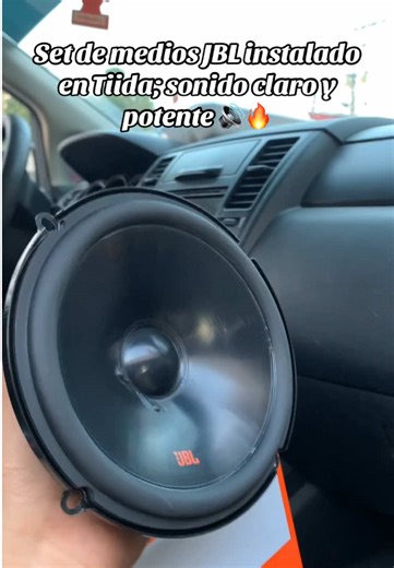 Instalación de set de medios JBL en Tiida