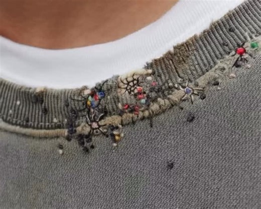 Roarvale Image Gallery on Instagram: "The beauty of Sashiko (meaning “little stabs”) is the traditional Japanese art of visible mending. Instead of throwing away clothes with holes, they transform their garments with beautiful geometric patterns. Video sourced from @causeyoudontfeellike_me"