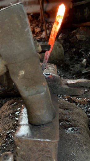 Hand-made nails using ancient methods #blacksmith #hardwork #technology