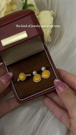 Why does Butterscotch Amber jewelry feel so timeless?