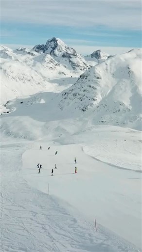 Val Surses Savognin Bivio on Instagram: "Das läuft im Val Surses nächste Woche vom 9. bis 15. Februar! Seid ihr ready? Denn hier läuft einiges🥳✨ Dienstag 👉Après-Ski und Snowli Night in Bivio 👉Besichtigung Beschneiungsanlage Savognin 👉Eisdisco in La Nars, Savognin Mittwoch 👉Kinderkino Savognin 👉Film im Cinema Stalla 👉Vortrag «Auerhuhn» vom Parc Ela 👉Plausch Curling für jedermann Donnerstag 👉Theater Bivio „das Corpus verflixti“ 👉Nachtspektakel in Tigignas Freitag 👉Informationsveranstalt