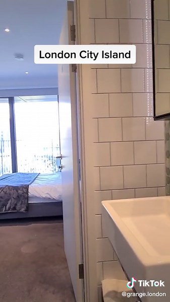 Working on the weekend (as usual)! Today we have new tenants moving into this this modern 2 bedroom 2 bathroom apartment which is situated on the 2nd floor of Corson House, part of Ballymore’s London City Island development. This bright and spacious apartment with lots of built in storage has plenty of natural light as well as a private balcony. The dual aspect reception room has floor to ceiling windows with views overlooking the river. There is a fully integrated kitchen and bathroom. Resident