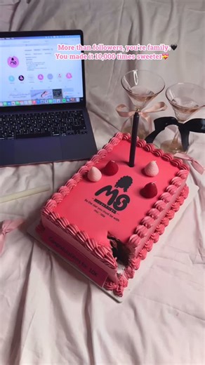 ‎Mustarista | مُستاريستا✨‎ on Instagram‎: "كبرنا سوية … و صرنا 10,000 متابعة حلوة ويانا 🙈 شكرًا لكل وحدة اختارت ذوقنا، وكل رسالة حب وصلتنا، و بهذه المناسبة قررنا نهديكم: 💌 توصيل مجاني لمدة أسبوعين 🎁 هدية مع كل طلب 💳 خصم خاص للطلبات اللي توصل الـ50,000 د.ع 📩 مثل ما تعودتوا، الطلبات عالدايركت💝 براند مشترك من قلبين، بذوق واحد 💗 هالرقم بداية، مو نهاية… ونكملها سوا ✨"‎