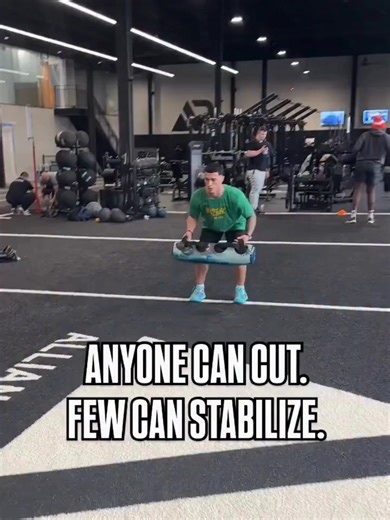 Teaching how this exercise supports total body coordination 🌊 #TidalTank #Waterbag #Training #aquabagtraining #DynamicStability #excercisechallenge