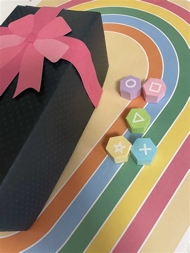 トラック背景紙～2種類配信するよ～ 背景紙はA3サイズでプリントがおすすめだよ～ 板チョコ用ラッピングペーパー・コンギ風型紙はA4サイズでプリントしてください✨ 2025年2月9日17:00まで ローソン・ファミマ・ポプラ系コンビニでプリント可能です プリント番号 ZUXTKZ68QG ※コンビニプリントのやり方は「ネップリ」「コンビニプリント」等で検索してみてください Handmade Squid Game2 Gonggi #イカゲーム #コンギ #DAISO #ダイソー #100均 #コンギ #イカゲーム #Squid Games #Gonggi #handmade #papertoy