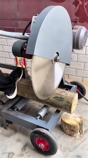 Cutting Large Wood Logs With Automatic Circular Saws For Fast And Efficient Wood Production