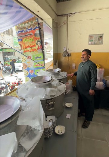 Yeh bhai baraf beech ry hein . . . #streetfood #trending #viral #foryoupage