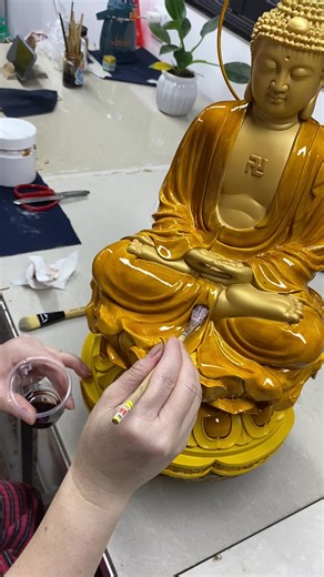 第32集：贴卷金先打胶水。 #卷金箔 #goldfoil #贴金胶水 #金箔 #传统文化