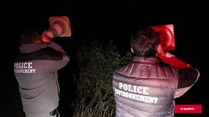 🐺 Chaque année, entre mi-août et mi-septembre, les agents de l'office français de la biodiversité organisent des soirées de "hurlements provoqués". Ils imitent le cri du loup, pour recenser les meutes reproductrices, dans différents massifs de l'Isère. Reportage dans le Vercors, près du village de Presles. Crédit Le Dauphiné Libéré | Le Dauphiné Libéré