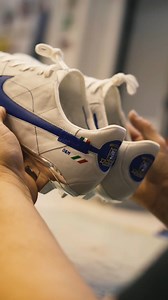 Få et eksklusivt kig 'behind the scenes', hvor Unisport viser dig hvordan fodboldstøvler laves hos Nikes Montebelluna fabrik 🇮🇹 -- Stadig et par størrelser tilbage af Nike Tiempo 'Made in Italy' hos Unisport 📲 https://unis.pt/3V35uuE | Unisport.dk