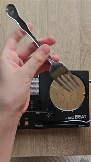 Trick to play wicked fast on stylophone beat