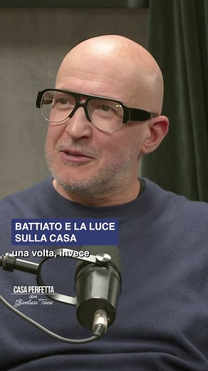 15K views · 83 reactions | C’è chi riesce a comprare casa al telefono e chi, come Battiato, la deve prima osservare in ogni ora del giorno. @saturnino69 fa parte della seconda categoria   La versione integrale di questa puntata di #CasaPerfetta è disponibile su YouTube, Spotify e tutte le piattaforme audio. Link in bio  Prod. @dopcastitaly | Casa Perfetta | Facebook