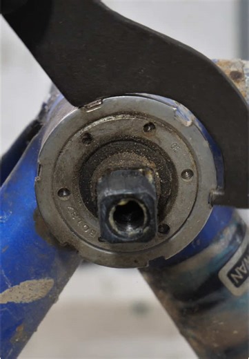 Vintage bottom bracket removal. Check out all my bike restoration videos on my YouTube channel (link in bio) #mtb #vintagebike #retrobike #90smtb #bikebuild #bikeservice #bikerestoration #bikerepair #restoration #bikemaintenance