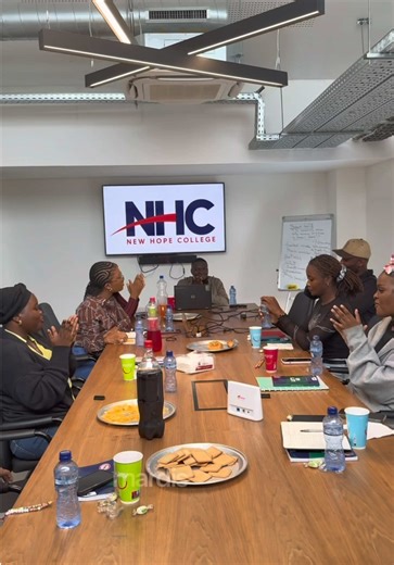 🚨 Jeunes ambitieux, une question : Si demain on vous dit “Can you introduce yourself?” 👉 Vous êtes prêts… ou vous bloquez ? 🎓 Nouvelle session d’anglais 📅 02 mars – 24 avril 2026 🗣 English Club inclus 💰 195$ | 📝 10$ (inscription gratuite pour les dames 🎁) 🖊 Inscription au bureau à Silikin Village ➡️ En arrivant à la réception, appelez 0894700007 ou en ligne ici 👇 https://www.newhope-college.com/session/nouvelle-session-anglais-du-2-mars-au-24-avril-2026-02-03-2026 Ne ratez plus vos opp