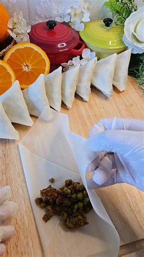 Corentin Jayet on Instagram: "Comment emballer des samoussas au boeuf.🐮#holidaymenu #Homemade #food"