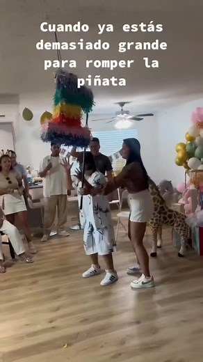 PIÑATA FAILS? ........... #piñata #birthdayparty #fails #puppets #react #funny #comedy #trynottolaugh | Puppets N Hands