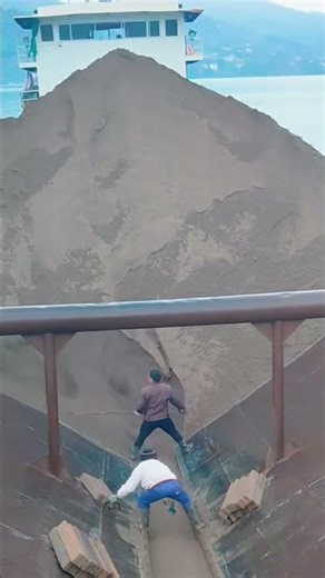 Day-53 ship unloading short video #bulkcargo #cargoship #shiploading