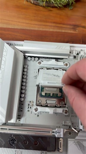 PC Build Step 2 🔧 CPU Montage | Gaming PC Build #pcbuild #cpu #gamingpc #shorts #build2win