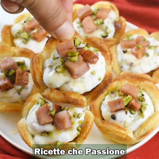 Veloce idea per le feste cestini tramezzino da farcire a piacere o con mortadella e ricotta https://blog.giallozafferano.it/ricettechepassione/ricetta-cestini-con-ricotta-e-mortadella/ | Ricette che Passione di Ornella Scofano