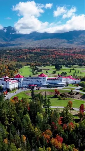 Things you’ll find at the stunning Omni Mount Washington Resort in New Hampshire: history, luxury, and plenty of fun! Tucked in the mountains of New Hampshire, this is the ideal place to stay in or go all out. 🏌️Golfing 🌲Zip lining 🚶‍♂️Hiking 🛍️Shopping 🧗Wall climbing 📸IG: @__paulanthony_ / @newenglandgirrl #VisitTheUSA #VisitNewHampshire #OmniMountWashingtonResort #MountWashingtonHotel #HauntedTravel #HauntedHotels | Visit The USA