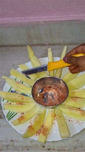 Raw Mango 🥭 with chilli powder & Salt #food #ytshorts #mango #recipe #yummy #spicy