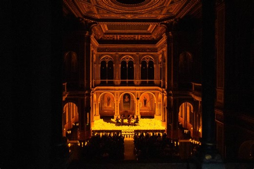 Lo que no ves de Candlelight en Valencia: el minucioso proceso para llenar el Ateneo Mercantil con 15.000 velas antes de que empiece el concierto
