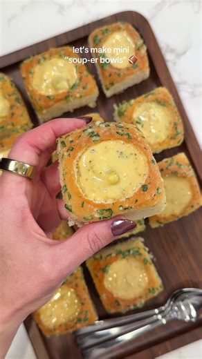 MINI “SOUP-ER BOWLS”! Ingredients: -King’s Hawaiian Original Hawaiian Sweet Rolls -2 tbsp butter -1 tbsp parsley -1 tbsp grated Parmesan cheese -1 tsp garlic powder -Soup of choice Preparation: 1. Cut out the center of King’s Hawaiian Original Hawaiian Sweet Rolls 2. Mix melted butter, parsley, Parmesan cheese, and garlic powder, then brush on top of rolls 3. Bake rolls at 350 for 5 minutes, then fill with soup of choice #kingshawaiian