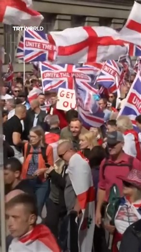Clashes erupted in central London on September 13 during the “Unite the Kingdom” rally, led by British far-right activist Stephen Yaxley-Lennon, widely known as Tommy Robinson against government immigration policies. Thousands marched with banners reading “Take back our country” and “Protect our borders,” chanting anti-immigration slogans. Robinson invited Canadian psychologist and political commentator Jordan Peterson, and a 12-year-old girl from Warwickshire who was prevented from delivering a