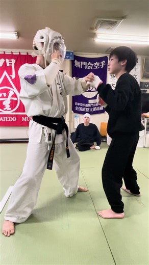マタギの初期的稽古（約束自由一本組手）相手は緑帯の中学生で冨安二段は受けのみです。中学生は三重の攻撃をこれから磨いて、左の二段は四重の受即攻を磨く大事な稽古です。