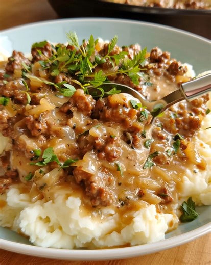 Rich, creamy, and loaded with savory flavor, this Hamburger Gravy is the ultimate comfort meal — a cozy keeper that’s perfect over mashed potatoes, rice, or biscuits. .............. Full Recipe in Coʍmеոτ 💬 | Donerecipe by Sarah