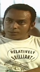 🎬 DIME ALGO, POETA Un teleplay cubano dirigido por Elena Palacios 📚 Reynaldo sueña con ser escritor, pero la vida lo tiene atrapado entre la dependencia y la frustración. Hasta que reaparece El Mochy… con una propuesta que podría cambiarlo todo. ¿A qué precio? 🎭 Con las actuaciones de Tomás Cao y Leonardo Benítez, esta historia te lleva al filo entre la ambición y el peligro, entre la poesía y la calle. 📺 Disponible ya en el canal de YouTube Cubamastv 🔗 ¡Corre a verlo y dime tú… qué harías 