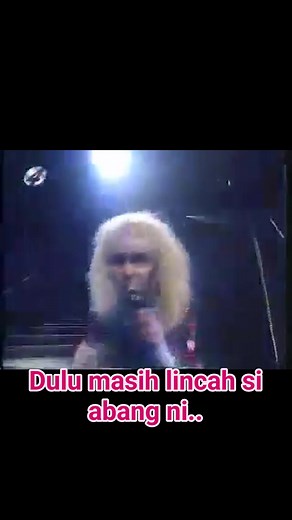 Nog een oude video van Ruud toen bij Henny Huismans Soundmix Show in 1992 op Rtl4. Met het nummer I'm just a Gigolo van David Lee Roth. Maar nu is hij niet meer zo lenig hoor 😄 Masih ada vidio jadul dari bapaknya anak anak masa mudanya dulu waktu ngisi acara di TV. Aksi panggungnya keren dan agak agak mentel kekmanaaa gitu deh.. 🤣 #suamilincah #hennyhuismansoundmixshow1992 #jadul | Cici Ruitenschild