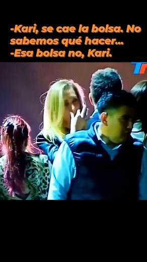 - #Karina se cae la bolsa. No sabemos qué hacer... - Esa bolsa no, Kari. 👋 | Pedro F Cisneros