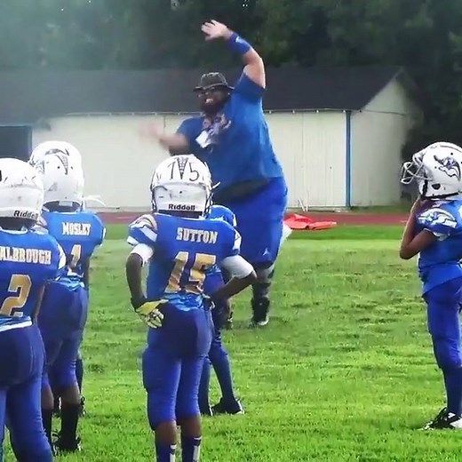 Dancing football coach is EVERYTHING! 󾌴󾌴󾌴 via joimatrice/IG | Whistle Sports
