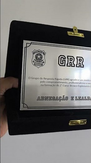 Placas de homenagem com estojo de veludo.