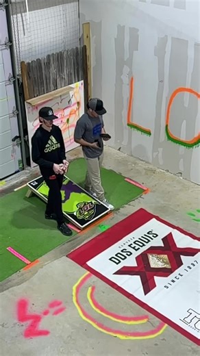 @ACL PRO ZEB SMITH with perfect form, release, and follow through. Plus a sweet roll bag!! #lolcornhole #legionoflegends #tclcornhole #perfectthrow #rollbag