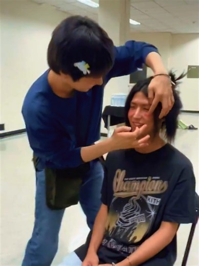 #jungsu #gaon & #ode as #junhan hairstylist and makeup artist 🤣 #xdinaryheroes