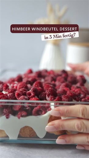 Katharina 🥐 leckere Rezepte zum Nachbacken! on Instagram: "Himbeer Windbeutel Dessert 😋 Ein Dessert in unter 3 Minuten mit nur vier Zutaten und ohne Backen? Das testen wir doch direkt mal aus! 🤩 Die Zutaten werden im gefrorenen Zustand geschichtet, dadurch gehts wirklich super schnell! Aus Quark und gezuckerter Kondensmilch wird eine Creme vorbereitet, die zwischen den Windbeuteln und Himbeeren landet. Das Dessert kann im Kühlschrank langsam auftauen und schmeckt auch nur mit vier Zutaten ric