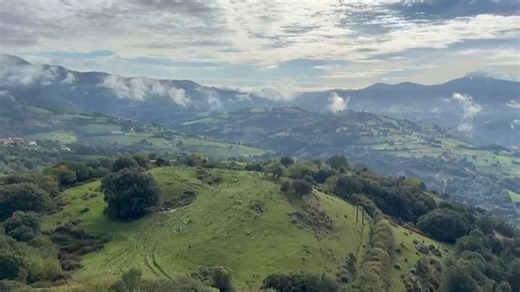 Mueve Bizkaia Mugitzen on Instagram: "🌿 Karrantzak, Bizkaiko txokorik berdeenak, natura basatia, historia bizia eta zapore paregabeak uztartzen ditu. Bailara honek Euskadi ordezkatzen du 2025eko landa turismoaren hiriburu gisa, eta zure botoa behar du. 🏞️Armañongo Parke Naturalak, baso hostotsuekin eta paisaia karstikoekin, ingurune paregabea eskaintzen du. Pozalaguako kobazuloa, bere xelebreengatik ospetsua, galdu ezin duzun altxorra da. 🍽️Gainera, bere gastronomia aberatsak, babarrun gorria