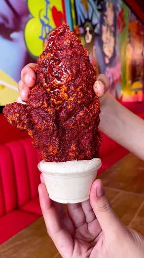 Can you handle the Heat? 🔥 Hot Nashville Tender dipped in Buttermilk Ranch 🤤 Choose your spice level 👇 Mild🌶️ Medium🥵 Hot🥵🥵 Xtra Hot🌶️🌶️🌶️ 📍 New York Sliders🏙️ Brampton’s spot for Hot 🐔Chicken & Smash🍔Sliders 📍2880 Queen St E #2, Brampton, ON L6S 6E8 #asmr #foodasmr #foodie #asmrreels #nashville #nashvillehotchicken #hotchicken #newyork #canada #brampton #smashbeef #smashburger #sliders #latenightspot #trending #hotchicken #nofilter #foodphotography #instadaily #asmreating #asmrso