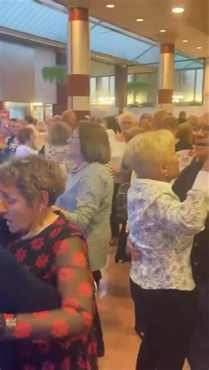 2.3K views · 56 reactions | EL EBRO GUARDA SILENCIO 狼 Jesús y sus Nostalgias recordándonos un pasodoble mítico ❣️ | Carruselfm Asturias | Facebook