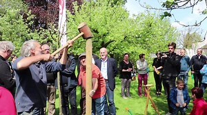 Vandaag reden we doorheen heel Vlaanderen om de Radio 2 appelbomen te planten, eentje per provincie. Elke boom heeft vijf soorten appels, die symbool staan voor de vijf regio's. Morgen is Limburg aan de beurt. | Radio2 in limburg