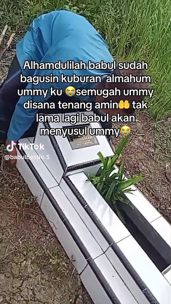 Ummy yang tenang ya disana babul sudah bagusin kuburan ummy dab babul pengin curhat banyak sama ummy tapi ummy sudah tak lagi disisi babul jadi babul sendirian habis kehilangan semua nya ummy😭😭