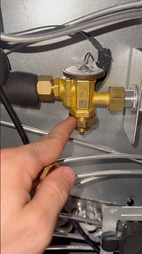 How to adjust the TXV! #hvac #TXV #bluecollar #skilledtrades #tradesman #hvaclife #hvacexperts