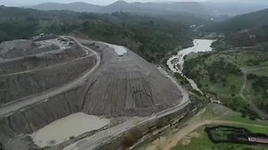 "Ayvalık Karaayıt Köyü yakınlarındaki Bilfer Madenciliğe ait demir madeninin bir yılda ikinci kez patlayan zehirle dolu atık deposunun yarattığı çevre katliamının drone görüntüleri." Akarsunun kenarına kondurulan bu zehir yuvasının o akan suya karışmama ihtimali düşük. Zira tek amaç kar maksimizasyonu olduğu için bu tür olaylar kaçınılmaz oluyor. Kurumların da görmezden geldiği bu vahşi madencilik faaliyetleri ülkenin her noktasını zehirliyor ve yok ediyor. Selahattin Aydın Video @kazdaglariist 