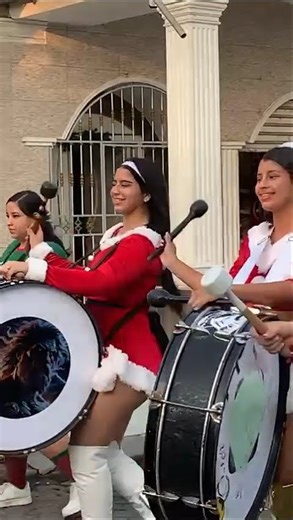 ✨ El arte de convertir el ritmo en movimiento. #desfile #bandatradicional #musica #viral