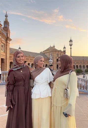 We’re back and we now actually do want something…preferably money. #modestfashion #styleinspo #ootdhijab #outfitideas #elegantstyles #springoutfitssummeroutfits